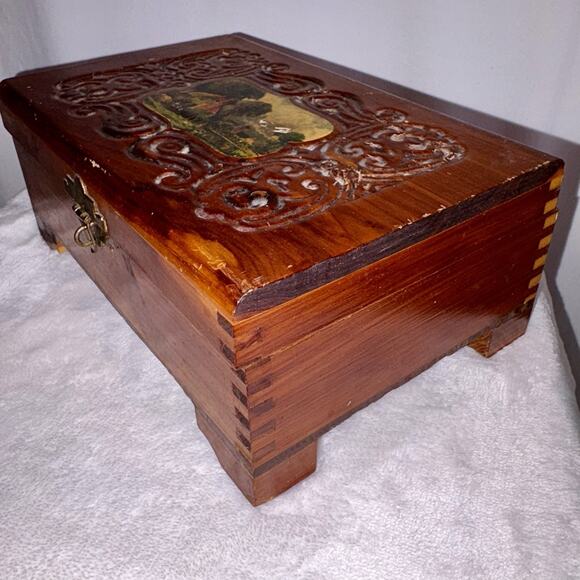 Vintage 1950s Cedar Jewelry/Keepsake Box w/ Carvings & Picture on Top Good Cond - Picture 3 of 10